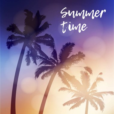Yaz saati tebrik kartı, davet. Palm silüeti yine gökyüzü güzel gün batımı sırasında ağaçlar. Tropikal orman tasarımı. Tatil kavramı. Vektör çizim arka plan.