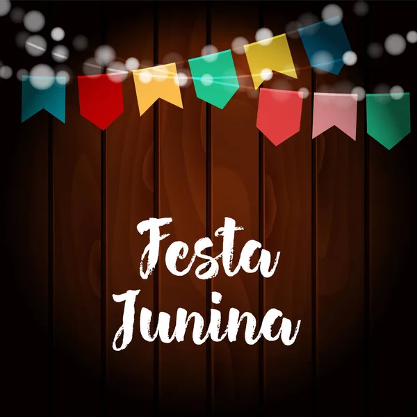 Braziliaanse Festa Junina wenskaart, uitnodiging. Party decoratie, koord van lichten, papieren leeuwenvlaggetjes. Oude houten achtergrond. Vectorillustratie. — Stockvector