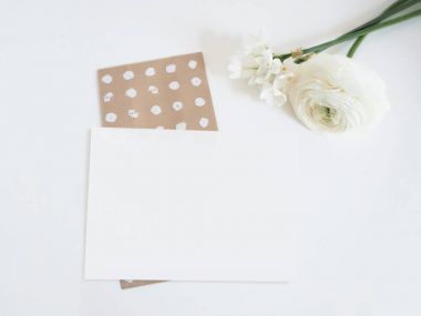Stok fotoğraf tarz. Kadınsı dijital ürün mockup düğün çiçeği ve Nergis çiçek ve kağıt boş listesi ile. Beyaz arka plan. Düz yatıyordu, en iyi görünümü.