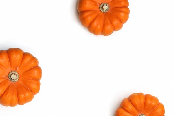 Marco de otoño hecho de calabazas anaranjadas aisladas sobre fondo blanco. Concepto de otoño, Halloween y Acción de Gracias. Estilo stock plano laico fotografía. Vista superior. Espacio vacío para tu texto . — Foto de Stock