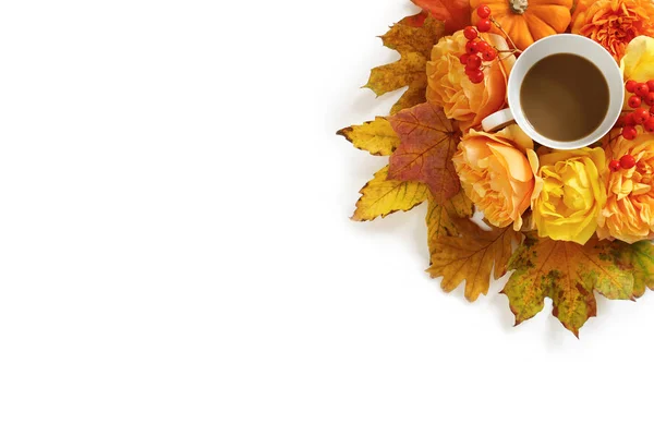 Mit einer Tasse Kaffee und floraler Komposition aus bunten Herbstblättern, orangefarbenem Kürbis, Rosen und Vogelbeeren isoliert auf weißem Hintergrund. flache Lage, Draufsicht. — Stockfoto