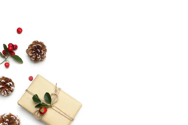 크리스마스 축제 스타일된 재고 이미지 구성입니다. 핸드메이드 선물 상자, 붉은 열매 및 소나무 콘 흰색 나무 바탕에 격리. 평면 위치, 최고 보기. — 스톡 사진