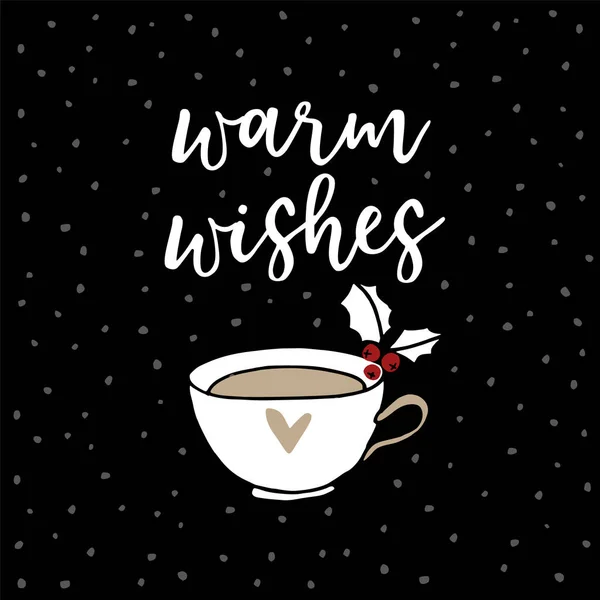 Kerstmis, Nieuwjaar wenskaart, uitnodiging. Handgeschreven Warm wenst tekst. Hand getekend kopje thee of koffie ingericht door holly bessen. Vector illustratie, borstel belettering. — Stockvector