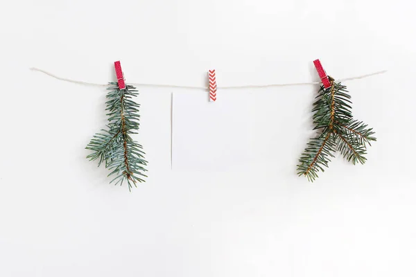 나무 천 못 및 녹색 전나무와 밧줄에 매달려 빈 메모 지의 시트입니다. 크리스마스 이랑 서식 파일. — 스톡 사진
