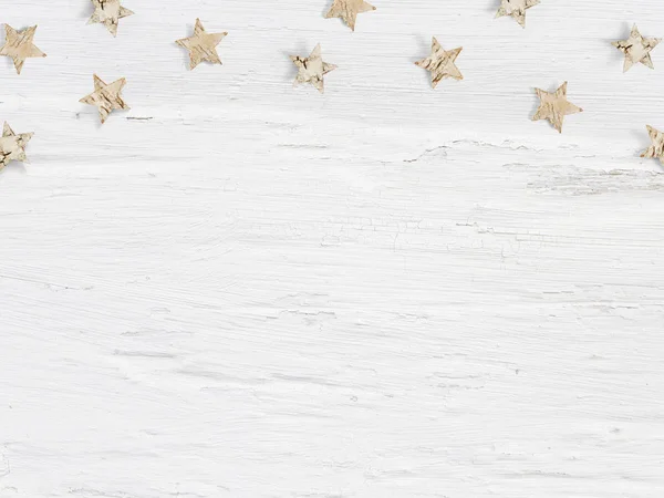 Escena maqueta de Navidad pequeñas estrellas de madera hechas de corteza de abedul sobre fondo grunge blanco. Espacio vacío para su texto, vista superior plano laico fotografía . —  Fotos de Stock