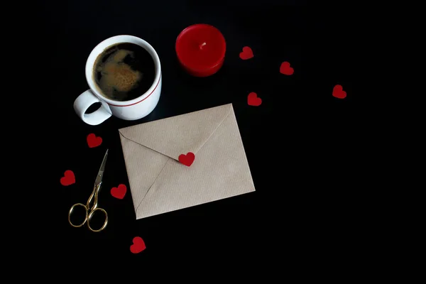 Valentijnsdag of bruiloft mockup tafereel met kopje koffie, envelop, papier harten confetti, Rode kaars, gouden schaar op zwarte achtergrond. Begrip van de liefde. Plat lag, top uitzicht. Lege ruimte voor uw tekst — Stockfoto