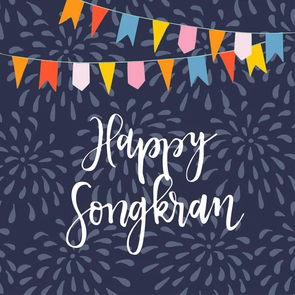 Happy Songkran invito biglietto di auguri, con bandiere colorate partito, spruzzi d'acqua e testo disegnato a mano. Festa di Capodanno buddista tailandese. Vacanza asiatica. Sfondo illustrazione vettoriale . — Vettoriale Stock
