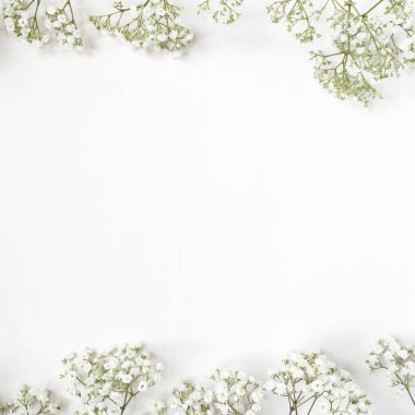 Stok fotoğraf tarz. Kadınsı düğün masaüstü mockup babys nefes Gypsophila çiçekleri beyaz arka plan ile. Boş alanı. Çerçeve çiçek, web afiş. Üstten Görünüm. Resmi blog ya da sosyal medya için.