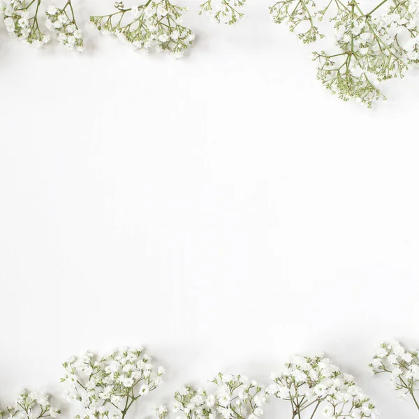 Foto de estoque estilo. Feminino casamento desktop mockup com babys respiração flores Gypsophila no fundo branco. Um espaço vazio. Moldura floral, banner web. Vista superior. Imagem para blog ou redes sociais . — Fotografia de Stock