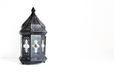 Süs karanlık Fas, beyaz masa üzerinde Arapça fener. Müslüman toplum kutsal ay Ramazan Kareem için tebrik kartı. Boş alan bir sürü ile şenlikli arka plan.