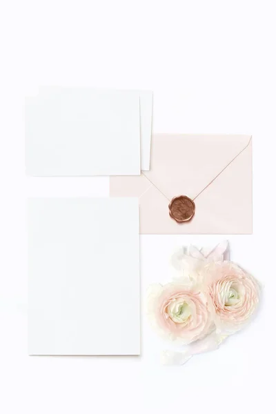 Pernikahan feminin, ulang tahun desktop mock-up. Kartu ucapan kosong, amplop dengan segel dan merah muda bunga kupu-kupu Persia. Latar belakang meja putih. Letak datar, tilikan atas
. — Stok Gambar Pernikahan feminin, ulang tahun desktop mock-up. Kartu ucapan kosong, amplop dengan segel dan merah muda bunga kupu-kupu Persia. Latar belakang meja putih. Letak datar, tilikan atas
. Stok Foto