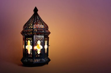 Süs karanlık Fas, masanın üzerine Arapça fener. Yanan mum gece. Müslüman toplum kutsal ay Ramazan Kareem için tebrik kartı. Festival arka plan bulanık.