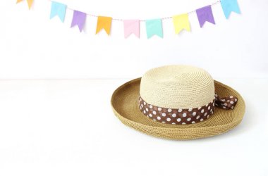 Hasır şapka renkli parti bayrakları, dekorasyon kiraz kuşu ile beyaz tabloda. Tebrik kartı, yaz doğum günü ya da Brezilyalı Haziran parti, Festa Junina tatil için davet. Midsummer kutlama.