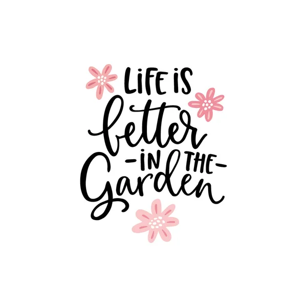 Im Garten ist das Leben besser. Hand-Schriftzug Zitatkarte mit Blumen Illustration isoliert auf weiß. Vektor handgezeichnete motivierende, inspirierende Zitat. Kalligrafisches Plakat. Frühling, Gartenkonzept — Stockvektor