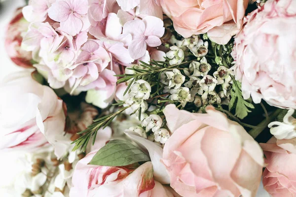 Decorative feminine floral composition. Closeup of pink roses petals, peonies, hydrangea ,chameleucium flowers. Selective focus, botany concept. Naural background. Selective focus, pastel colors. — 스톡 사진