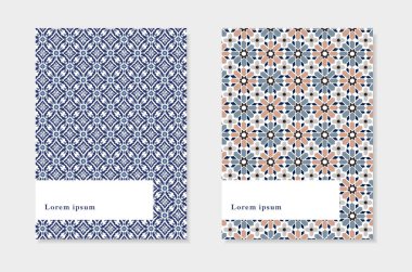 Broşür şablonları. Mavi Fas desenli Ramazan Kareem tebrik kartları. İslami geçmişleri, web afişleri. Portekiz Azulejos fayans tasarımı. Dekoratif vektör çizimleri.