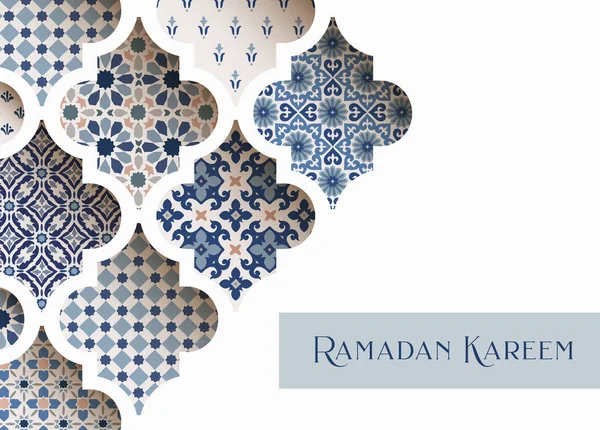 Gros plan de carreaux arabes ornementaux bleus, motifs à travers la fenêtre de la mosquée blanche. Carte de voeux, invitation pour les fêtes musulmanes Ramadan Kareem. Illustration vectorielle bacground, bannière web, design moderne . — Image vectorielle