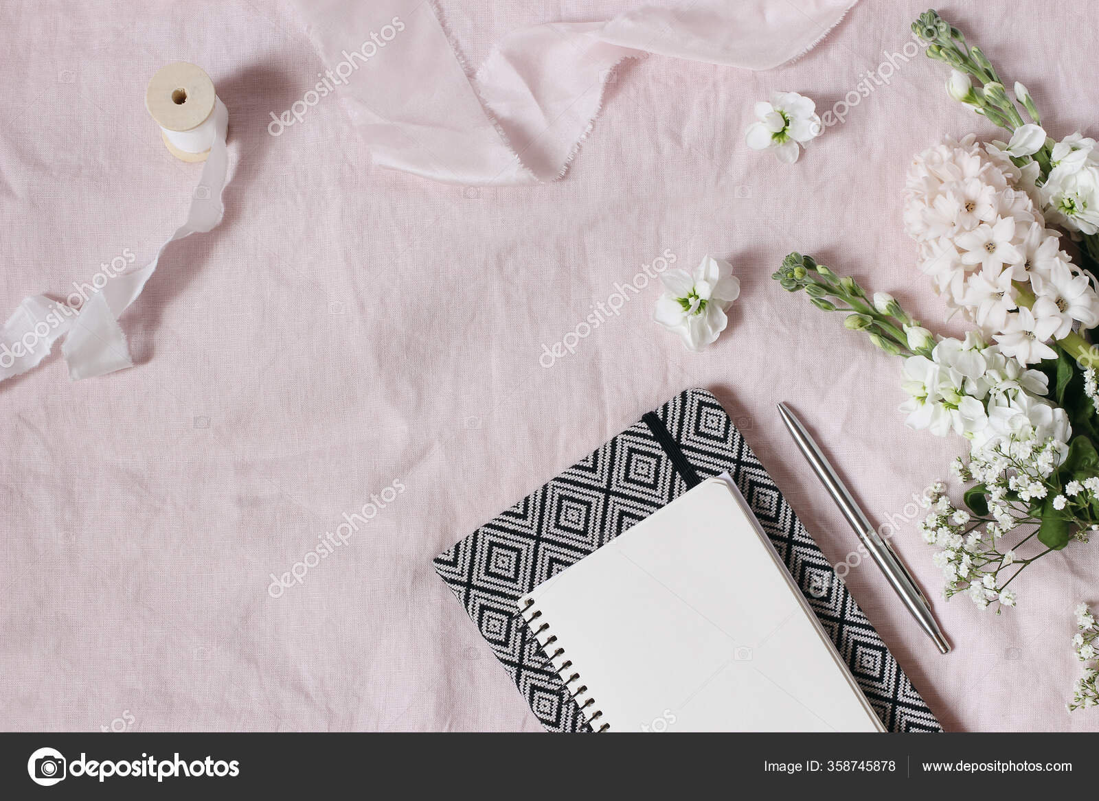 柔和紫色的闪亮气泡壁纸[e5c30ac7fc5349359724] by Wallpaper HD | WidgetClub, image size:1600x1167