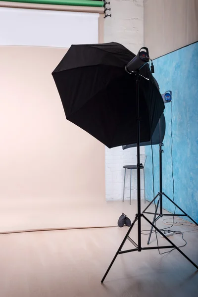 Estudio fotográfico vacío con equipo de iluminación y fondo de papel listo para la sesión de fotos . — Foto de Stock