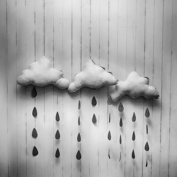 Σύμβολα καιρού. Χειροποίητο δωμάτιο διακόσμηση σύννεφα με σταγόνες βροχής — Φωτογραφία Αρχείου