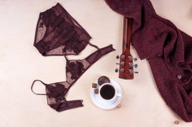 Alışveriş ve moda kavramı. Set çekici şık seksi dantel iç çamaşırı çikolata tatlılar, kadın Aksesuar ahşap arka plan üzerinde.