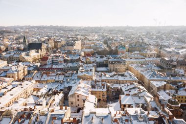 Belediye Binası kış panorama manzara üzerinde şehir merkezinde Lviv, Ukrayna. Eski binalar. Karla kaplı çatıları.