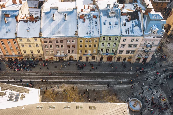 Zimní panorama pohled z radnice na centrum města Lvov, Ukrajina. Staré budovy. Střechy pokryté sněhem. — Stock fotografie