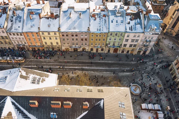 Vista panorâmica de inverno da Câmara Municipal no centro da cidade de Lviv, Ucrânia. Edifícios antigos. Telhados cobertos de neve . — Fotografia de Stock