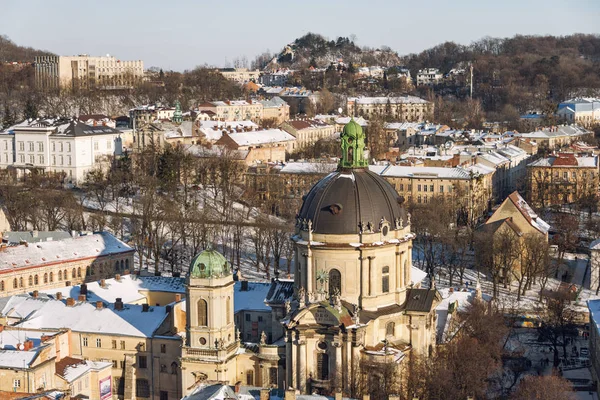 Vista panorámica de invierno desde el Ayuntamiento en el centro de Lviv, Ucrania. Edificios antiguos. Techos cubiertos de nieve . — Foto de Stock