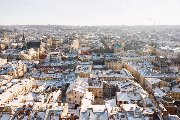 Zimą panorama widok z ratusza na centrum w Lwów, Ukraina. Stare budynki. Dachy pokryte śniegiem. — Zdjęcie stockowe