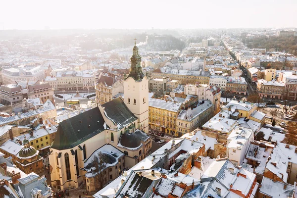 Vista panorâmica de inverno da Câmara Municipal no centro da cidade de Lviv, Ucrânia. Edifícios antigos. Telhados cobertos de neve . — Fotografia de Stock