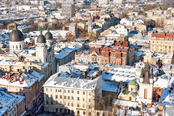 Zimą panorama widok z ratusza na centrum w Lwów, Ukraina. Stare budynki. Dachy pokryte śniegiem. — Zdjęcie stockowe