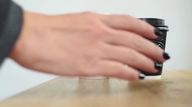 Kiev, Ukrayna. 6 Kasım 2019 'da, yakın plan kadın McDonalds kahvesi ile Starbucks kahvesi arasında seçim yaptı. Bir fincan kağıt kahve, paket servis.