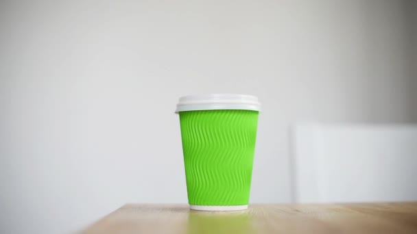 Zbliżenie samica pije kawę lub herbatę, skupia się na papierowej filiżance. Ręczne branie papierowej filiżanki kawy, gorący napój na śniadanie, serwis na wynos — Wideo stockowe
