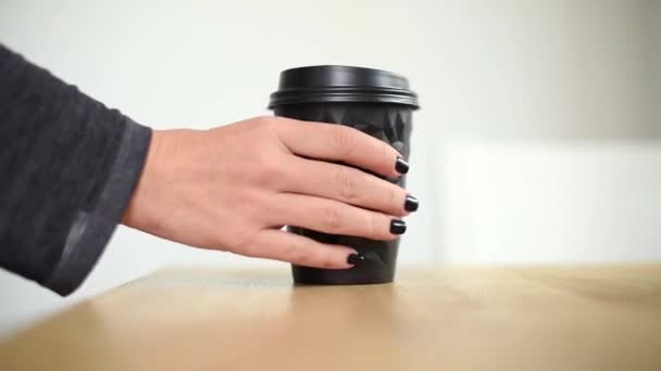 클로즈업을 하는 여성은 커피나 차를 가지고 와서, 종이컵에 집중 합니다. 손으로 커피 페이퍼 컵, 아침에 따끈 한 음료, 테이크 웨이 서비스 — 비디오