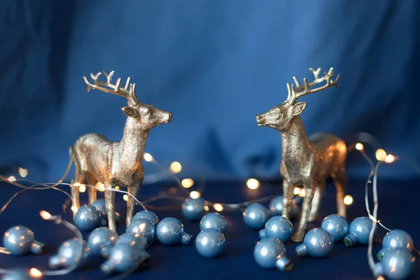 Renas de Natal com luzes de Natal e decorações. Bonitos brinquedos de rena dourada, decoração de ajudantes de Papai Noel, bugiganga de árvore de Natal. Conceito de Ano Novo . — Fotografia de Stock