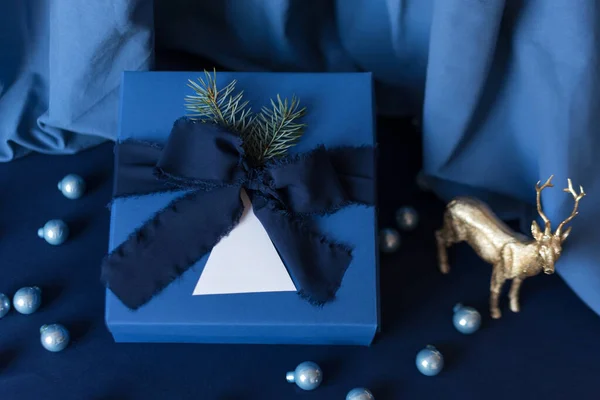 Neujahrsgeschenke, blauer Kasten auf blauem Hintergrund mit Winterfestdekoration. Weihnachten Hintergrund mit Geschenkbox. Geschenke für die Weihnachtsfeier. — Stockfoto