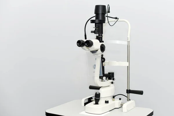 Oftalmoskopi av ögat. Medicinsk utrustning med oftalmoskop i modern klinik — Stockfoto