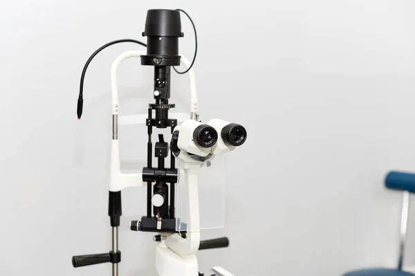 Augenuntersuchung des Auges. Medizinische Geräte mit Ophthalmoskop in moderner Klinik — Stockfoto