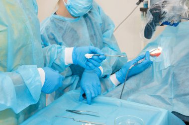 Ameliyathanede doktorun el ele tutuşması. Steril kutuda ameliyat aletleri. Tıbbi ve cerrahi konsepti.