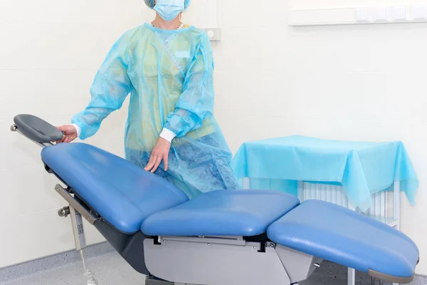 Nurse in the operating room waiting for the patient. Equipment and medical devices in modern operating room. Surgical room modern equipment in the hospital. Interior view of operating room — 스톡 사진