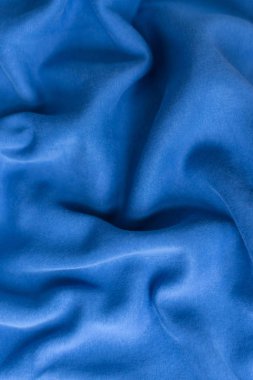 Mavi kumaş dokusu arka plan. Tekstil kumaşı 2020 yılının klasik mavi renginde. Klasik Mavi Pantone rengi. Sığ alan derinliği, seçici odak