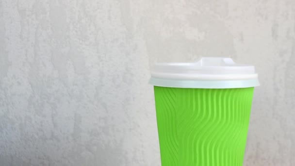Nahaufnahme Einer Rotierenden Kaffeetasse Aus Papier Auf Grauem Betonhintergrund Grüner — Stockvideo