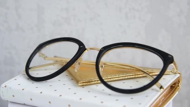 Girando Óculos Dourados Carteira Mulher Acessórios Escritório Imagens Rotação — Vídeo de Stock