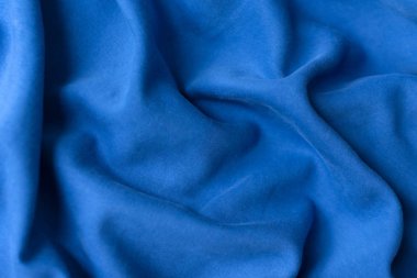 Mavi kumaş dokusu arka plan. Tekstil kumaşı 2020 yılının klasik mavi renginde. Klasik Mavi Pantone rengi. Sığ alan derinliği, seçici odak