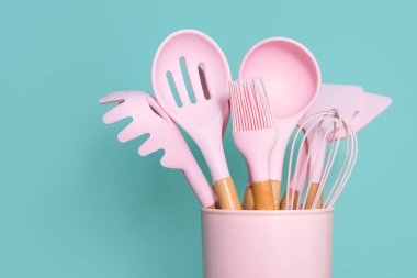 Mutfak gereçleri arka planında fotokopi alanı, ev mutfak dekorasyonu konsepti, mutfak aletleri, konteynırdaki lastik aksesuarlar. Restoran, aşçılık, aşçılık, mutfak teması. Silikon spatula ve fırçalar.