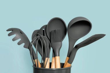 Mutfak gereçleri arka planında fotokopi alanı, ev mutfak dekorasyonu konsepti, mutfak aletleri, konteynırdaki lastik aksesuarlar. Restoran, aşçılık, aşçılık, mutfak teması. Silikon spatula ve fırçalar.