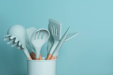 Mutfak gereçleri arka planında fotokopi alanı, ev mutfak dekorasyonu konsepti, mutfak aletleri, konteynırdaki lastik aksesuarlar. Restoran, aşçılık, aşçılık, mutfak teması. Silikon spatula ve fırçalar.