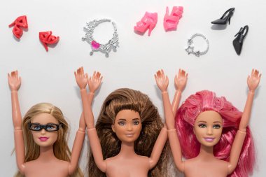 Kiev, Ukrayna - 13 Aralık 2019: Barbie bebekler, şık ayakkabılar ve mücevherler. Kızlar ayakkabıları, satışı ve moda konseptini sever.