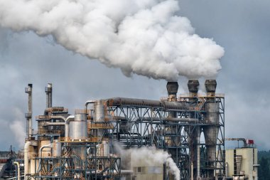 Dumanlı kimya fabrikası. Fabrika borularından duman emisyonu. Ekoloji ve çevre koruma sorunları, hava kirliliği